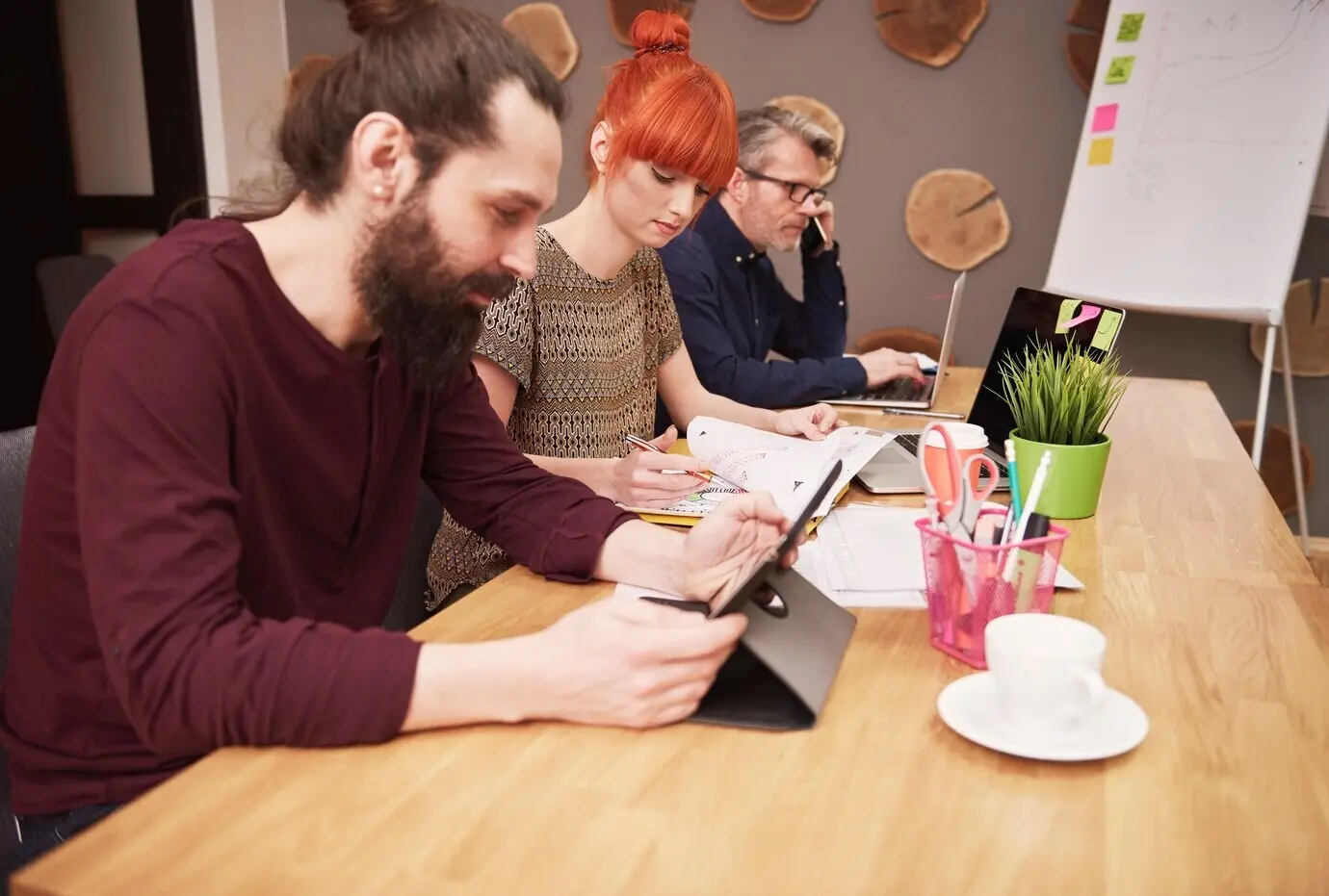 Eine Gruppe kreativer Menschen analysiert das Arbeitsergebnis.