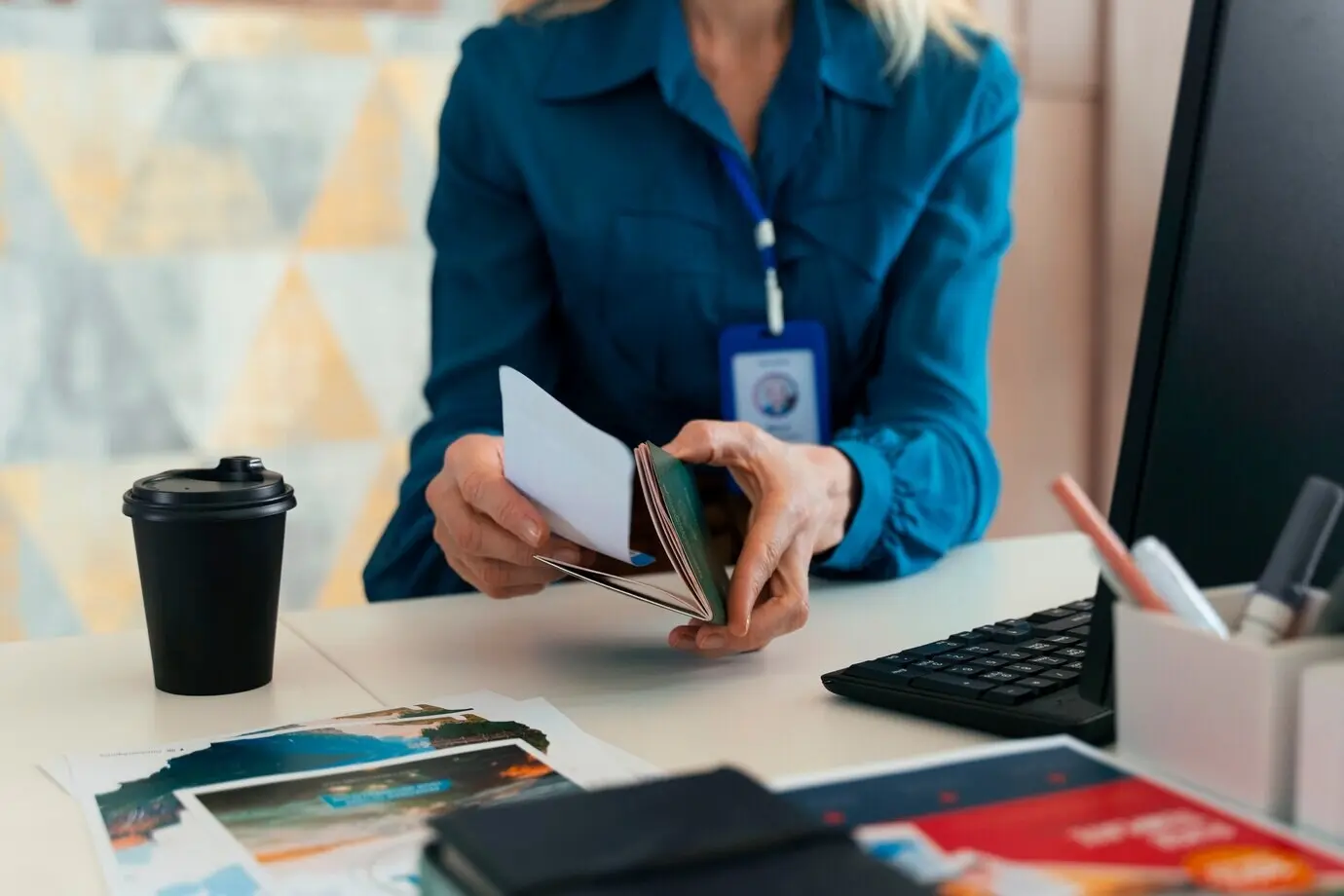 Frontalansicht einer Frau, die als Reiseberaterin arbeitet